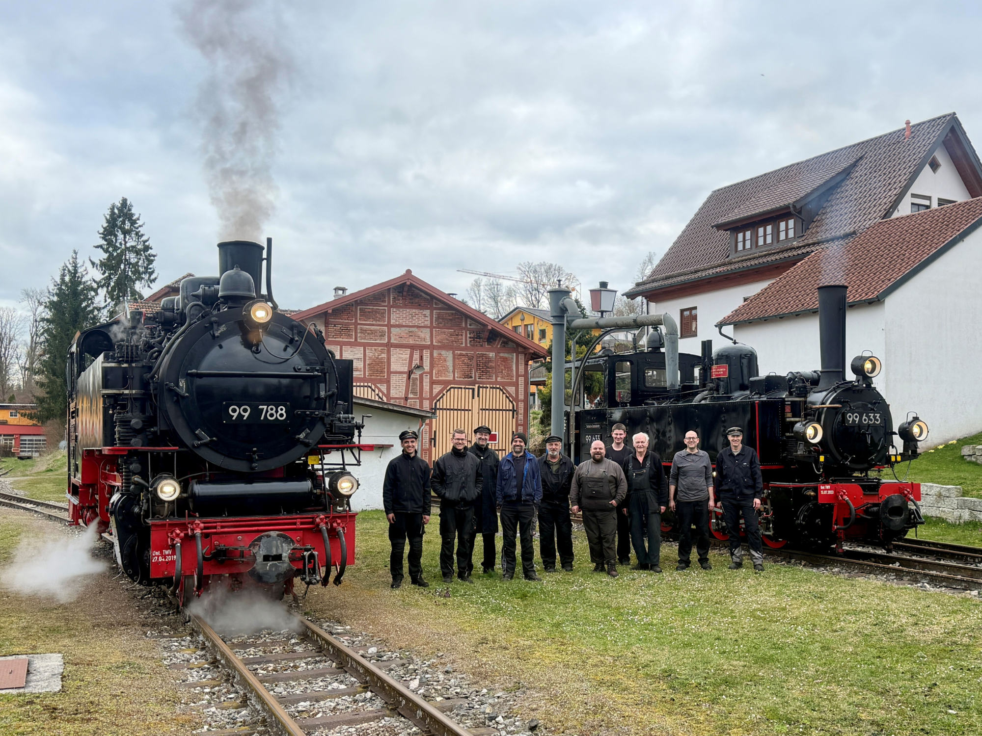 Erfolgreiche Probefahrt: Die beiden Lokomotiven 99 788 und 99 633 sind bereit für den Saisonstart. Fotos: Öchsle-Schmalspurbahnverein